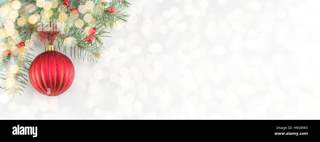 Rote Weihnachtskugel auf glänzenden silbernen Hintergrund breite banner Stockfoto