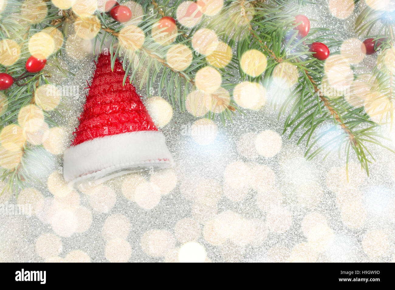 Santa Hut Spielzeug und Tanne Baum auf Weihnachten Lichter Hintergrund Stockfoto