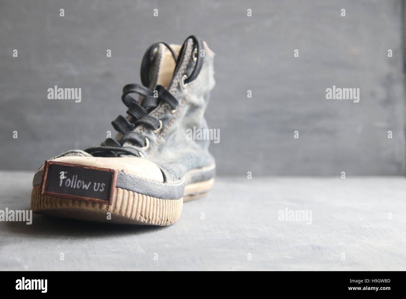 Folgen Sie uns Label für soziale Netzwerke und Vintage Sneakers Stockfoto