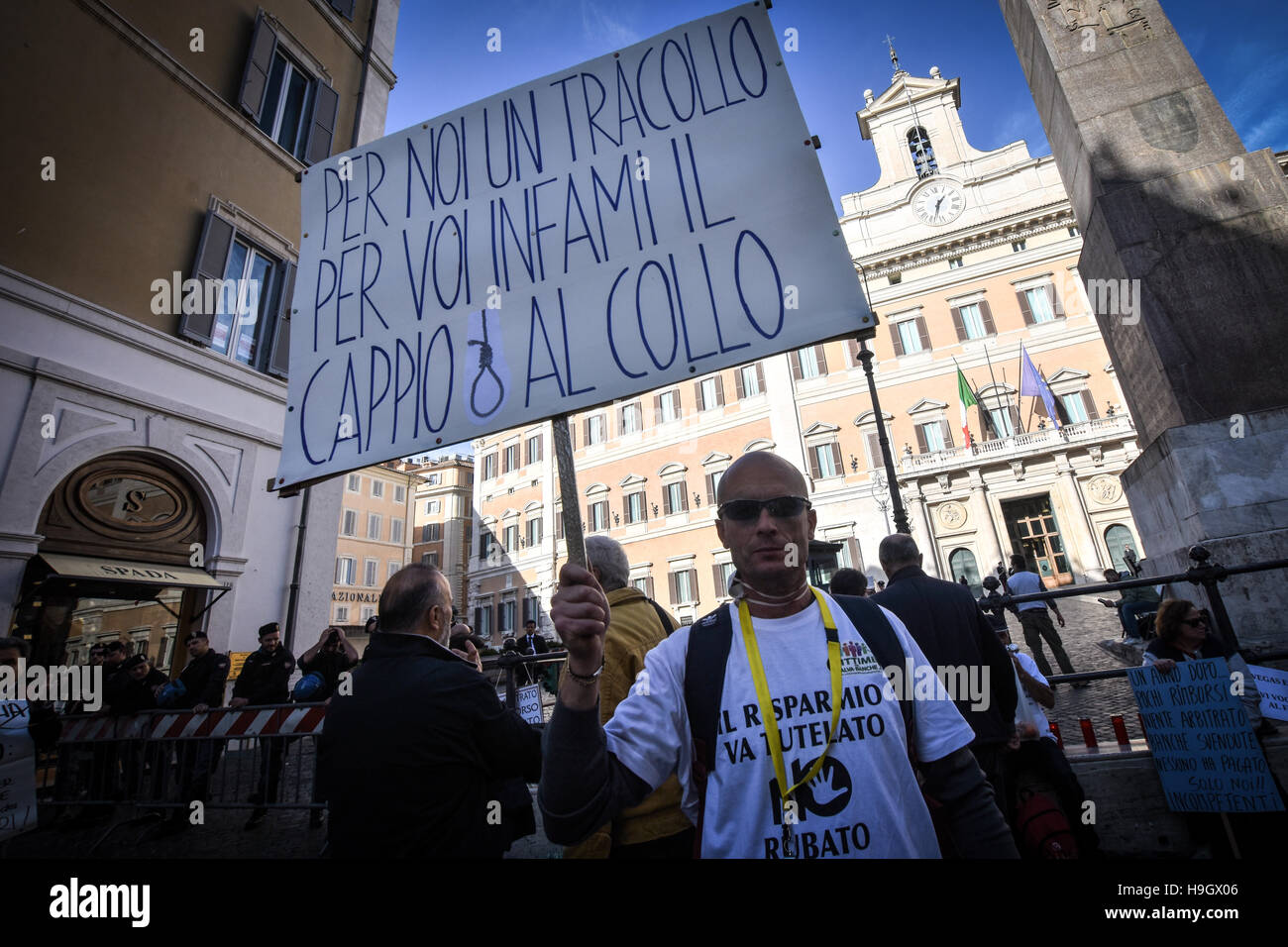 Rom, Italien. 22. November 2016. Lauten Protest der Frontea Piazza Montecitorio, durch einige Zehntausende Sparer und Aktionäre der vier Banken abgeschlossen in Not in den letzten Monaten, Banca Marche, Etrurien, und Carichieti Carife. Die betrogene Anleger bitten, erstattet werden, jeder beschwert sich, dass heute Wiedergutmachung nur einige Gläubiger gezahlt wurden.   Bildnachweis: Andrea Ronchini/Alamy Live-Nachrichten Stockfoto