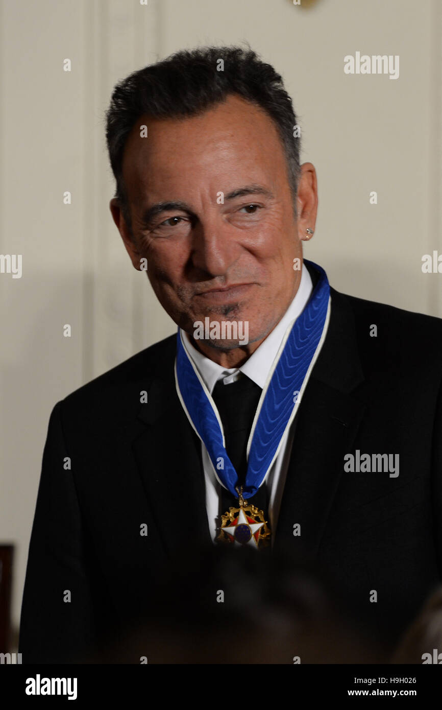 Washington, District Of Columbia, USA. 22. November 2016. November 22, 2016-die weiße House.President Barack Obama vergibt die Presidential Medal Of Freedom an Bruce Springsteen in einer Zeremonie im östlichen Raum. Fotos von:-ImageCatcher News Bildnachweis: Christy Bowe/Globe Fotos/ZUMA Draht/Alamy Live News Stockfoto