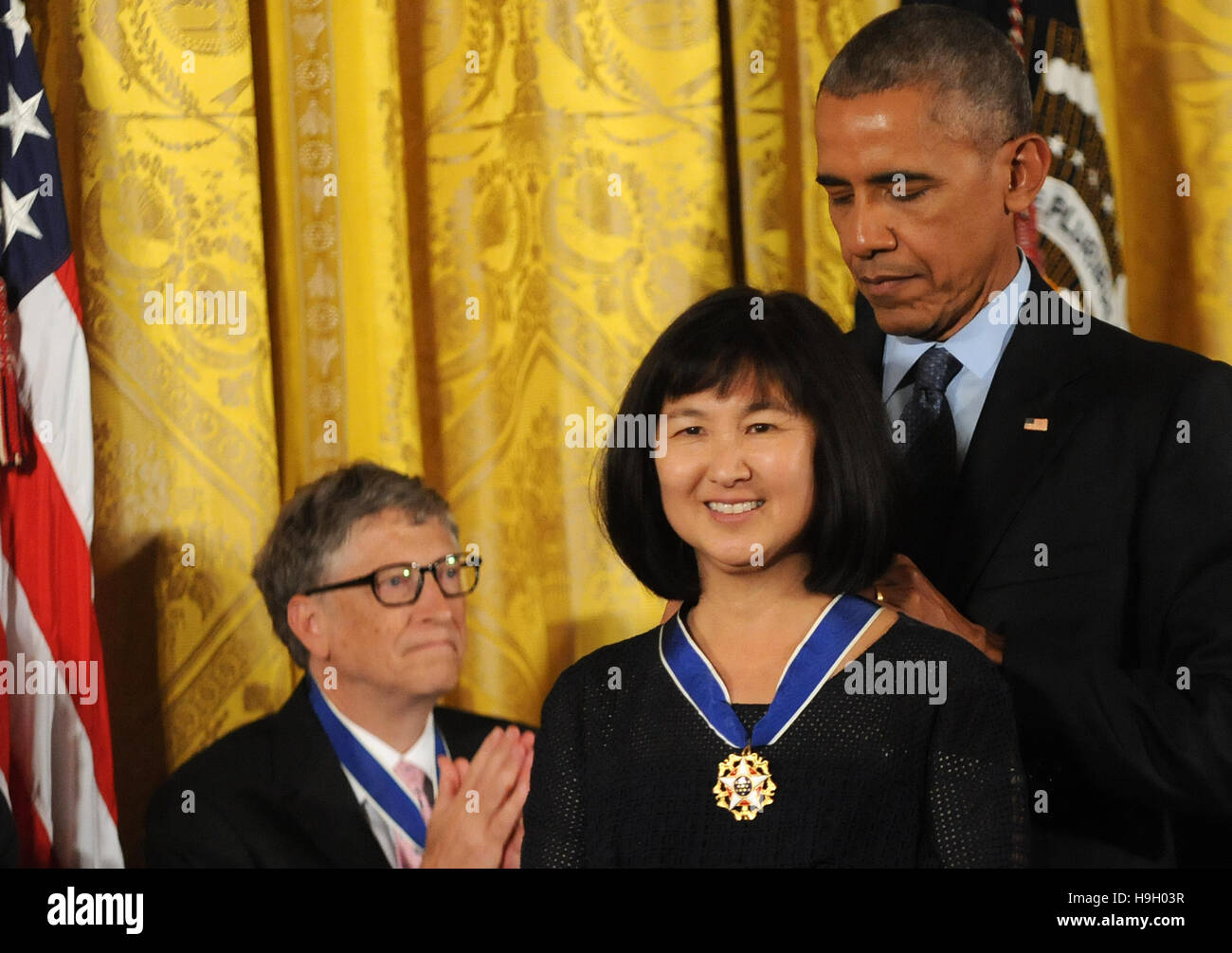Washington, Vereinigte Staaten von Amerika. 22. November 2016.  US-Präsident Barack Obama stellt die Presidential Medal Of Freedom, Künstlerin und Designerin Maya Lin in einer Zeremonie im East Room des weißen Hauses am 22. November 2016. Die Presidential Medal Of Freedom ist die höchste Auszeichnung für Zivilpersonen in den Vereinigten Staaten. Bildnachweis: Paul Hennessy/Alamy Live-Nachrichten Stockfoto