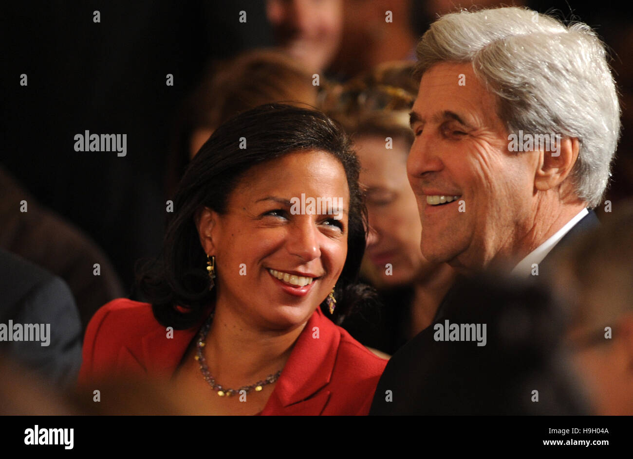 Washington, Vereinigte Staaten von Amerika. 22. November 2016. U.S. National Security Advisor Susan Rice (links) spricht mit Außenminister John Kerry, bevor Präsident Barack Obama die Presidential Medal Of Freedom 21 Männer und Frauen in einer Zeremonie im East Room des weißen Hauses am 22. November 2016 vorgestellt. Die Presidential Medal Of Freedom ist die höchste Auszeichnung für Zivilpersonen in den Vereinigten Staaten. Bildnachweis: Paul Hennessy/Alamy Live-Nachrichten Stockfoto