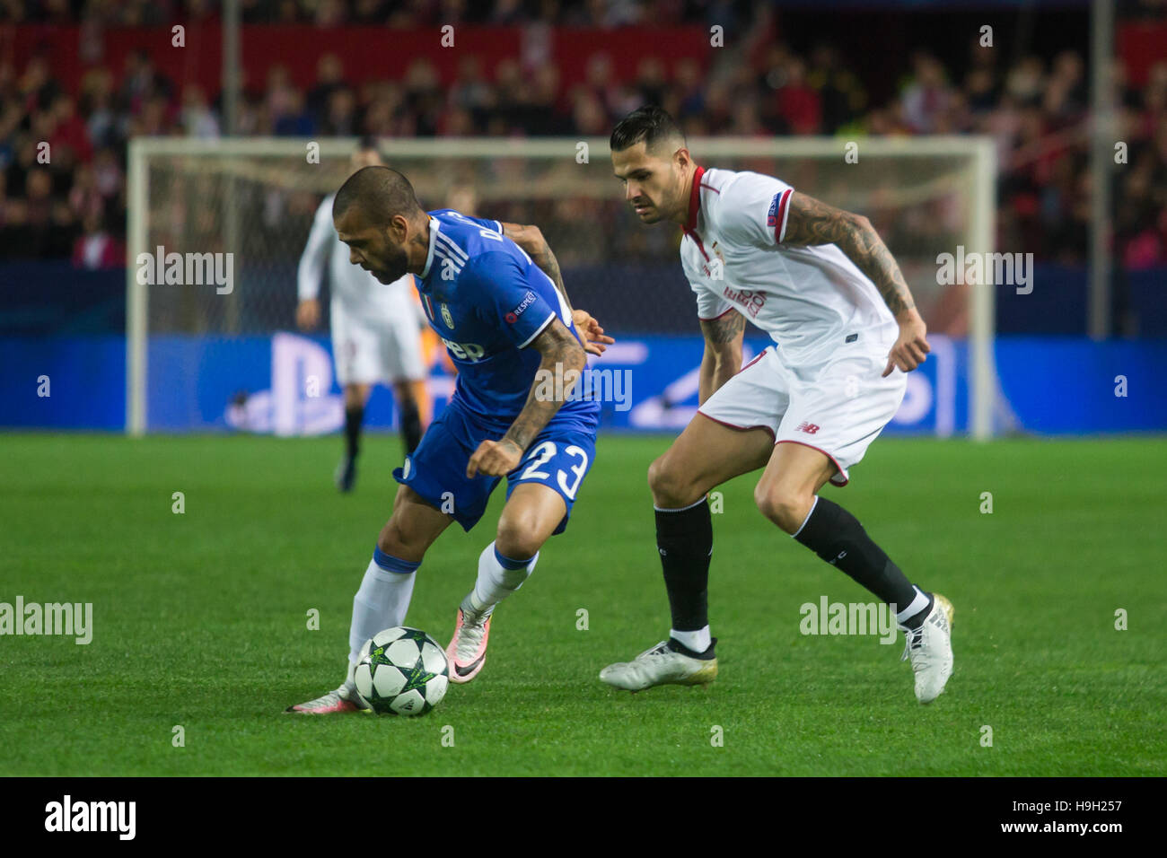 Sevilla, Spanien. 22. November 2016. Daniel Alves(L) und Vitolo(R) in Aktion während des Spiels zwischen Sevilla FC Vs Juventus im Rahmen der UEFA Champions League im Estadio Ramón Sánchez-Pizjuán am 22. November 2016 in Sevilla Credit: VWPics/Alamy Live News Stockfoto