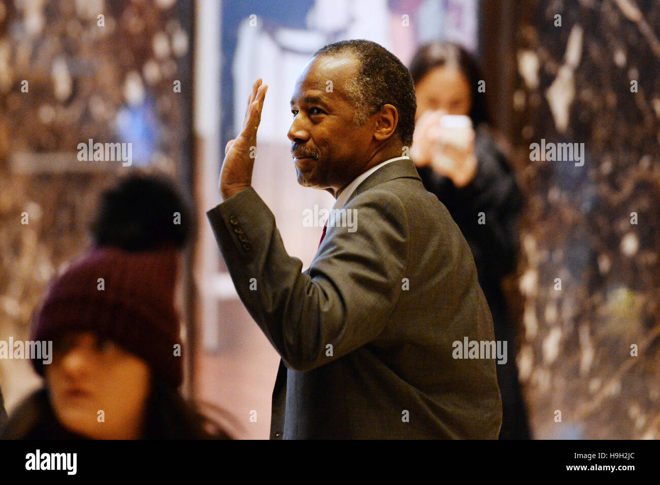 Ehemalige republikanische Präsidentschaftskandidat Ben Carson Wellen zu Umstehenden, während er durch die Lobby des Trump Tower in New York, New York, am 22. November 2016 geht. Vereinigte Staaten Präsident elect Donald Trump hat erwähnt, dass er Herr Carson für ein Kabinettsposten als Leiter der der Abteilung von Gehäuse und städtische Entwicklung (HUD) erwägt. Bildnachweis: Anthony Behar/Pool über CNP /MediaPunch Stockfoto