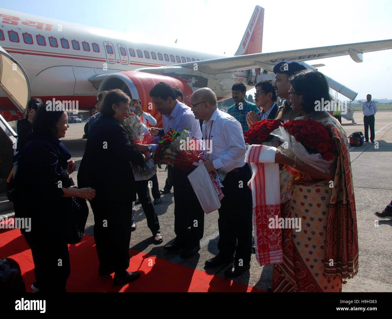 Guwahati, Indien. 23. November 2016. Thailand Prinzessin Maha Chakri Sirindhorn wird heute von Assam Food and Civil liefern Minister Rihon Daimari Guwahati Lokpriya Gopinath Bordoloi Flughafen begrüßt. Auf 23.11.2016. Bildnachweis: Abhijit Bose/Alamy Live-Nachrichten Stockfoto