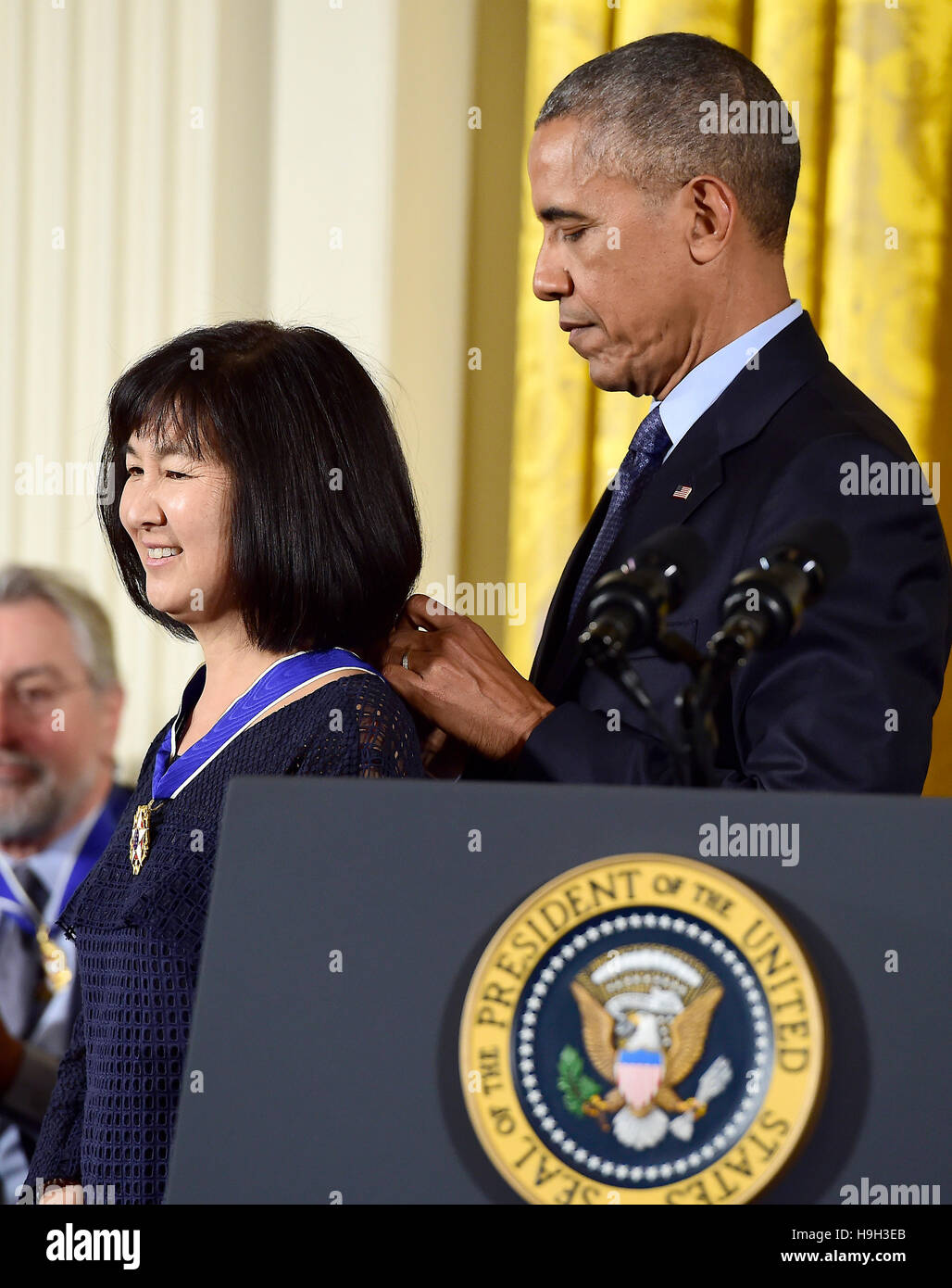 US-Präsident Barack Obama stellt die Presidential Medal Of Freedom, Künstlerin und Designerin Maya Lin während einer Zeremonie im East Room des weißen Hauses in Washington, DC Dienstag, 22. November 2016. Es ist die Presidential Medal Of Freedom die höchste zivile Auszeichnung des Nation·s. Bildnachweis: Ron Sachs/CNP - NO-Draht-SERVICE - Foto: konsolidierte/Dpa Stockfoto