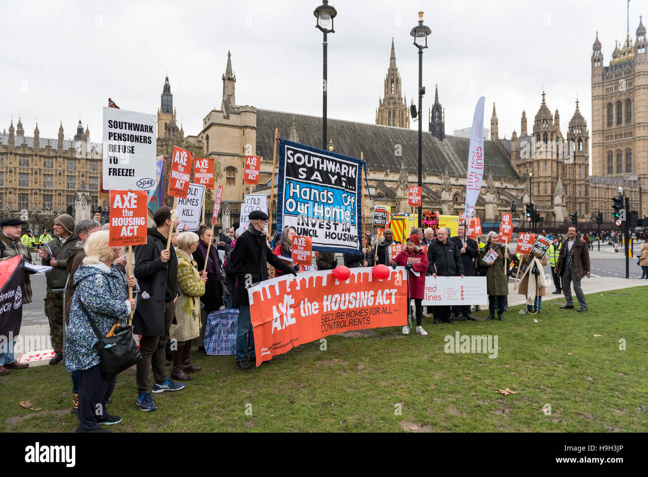 London, UK.  23. November 2016.  Am Tag, dass Philip Hammond, Kanzler des Finanzministeriums, seine Herbst-Anweisung liefert sammeln Demonstranten in Westminster Parlament vorgeschlagenen Housing Act zurückzuziehen drängen.  Sie fordern, dass Mieterhöhungen kontrolliert sind und ein Umdenken in der wie Wohnungen werden zur Verfügung gestellt. Bildnachweis: Stephen Chung / Alamy Live News Stockfoto