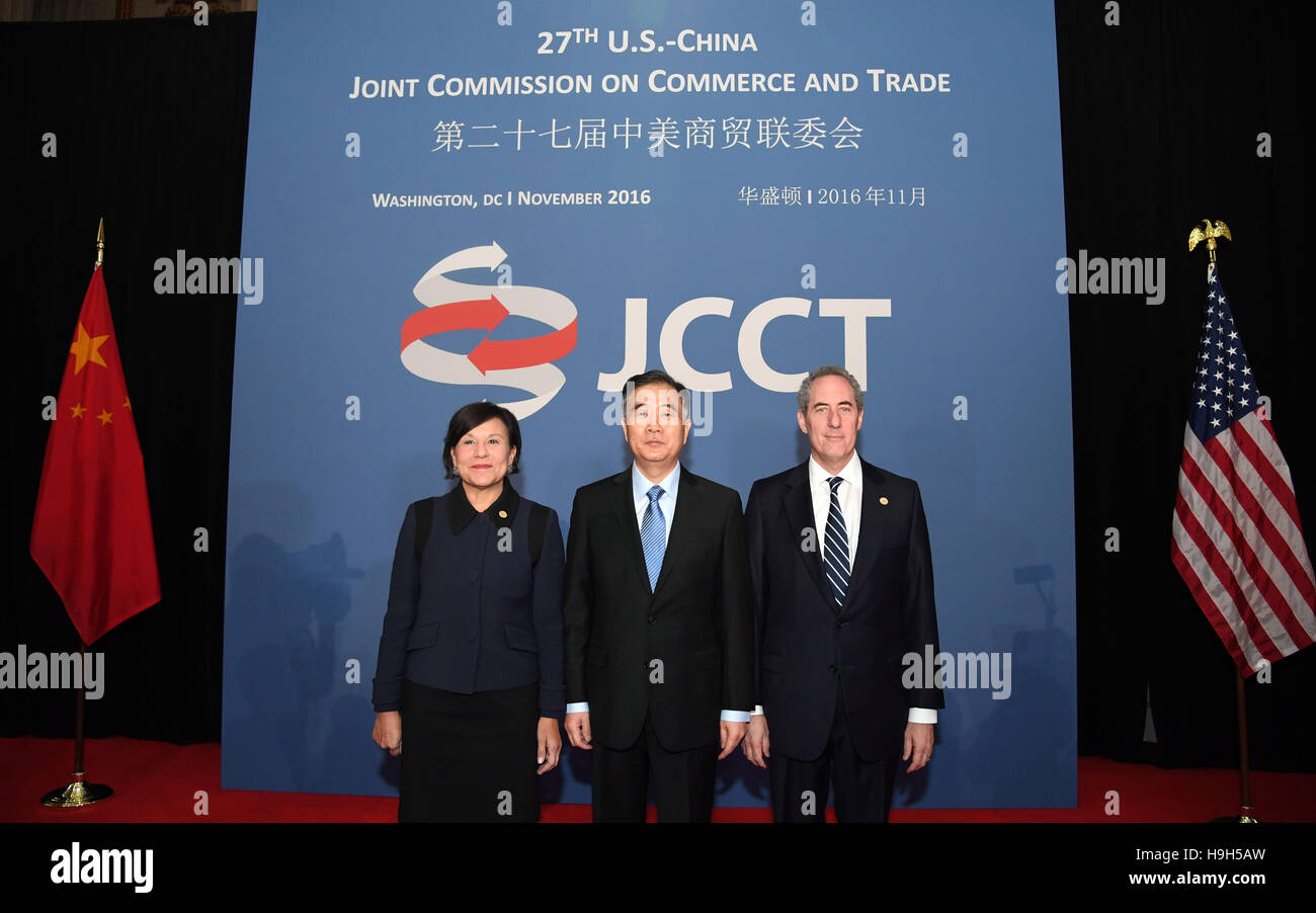 (161123)--WASHINGTON, 23. November 2016 (Xinhua)--Chinese Vice Premier Wang Yang (C), US Minister fuer Handel Penny Pritzker (L) und US Trade Representative Michael Froman Pose für ein Foto auf der 27. Sitzung der gemeinsamen Kommission für Handel und Handel (JCCT) in Washington D.C., Hauptstadt der Vereinigten Staaten, China und den USA am 23. November 2016. (Xinhua/Yin Bogu) Stockfoto