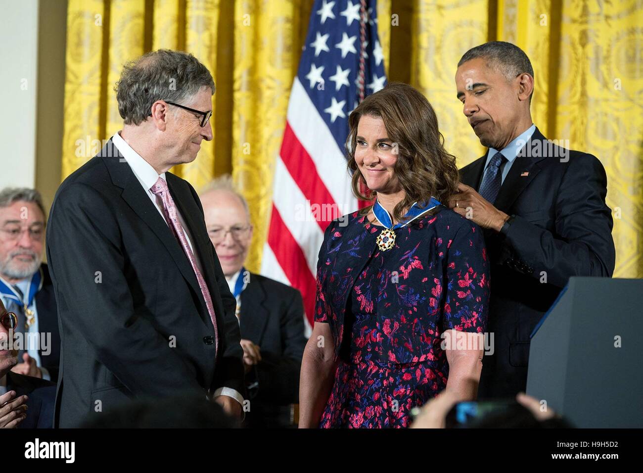 Washington, Vereinigte Staaten von Amerika. 22. November 2016. Präsident Barack Obama stellt die Presidential Medal Of Freedom für Bill und Melinda Gates während einer Zeremonie im East Room des weißen Hauses 22. November 2016 in Washington, DC. Bildnachweis: Planetpix/Alamy Live-Nachrichten Stockfoto