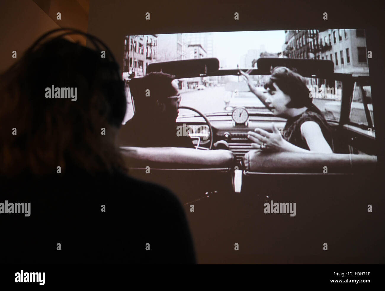 Karlsruhe, Deutschland. 23. November 2016. Der Film "Pull my Daisy" von Robert Frank, Alfred Leslie, David Amram und Jack Kerouac (1959) zeigt im Zentrum für Kunst und Medientechnologie (ZKM) in Karlsruhe, Deutschland, 23. November 2016. Nachgewiesen wird im Rahmen der Ausstellung "Beat Generation", die aus der 26. November 2016 auf der 30. April 2017 eingesehen werden können. © Dpa/Alamy Live-Nachrichten Stockfoto