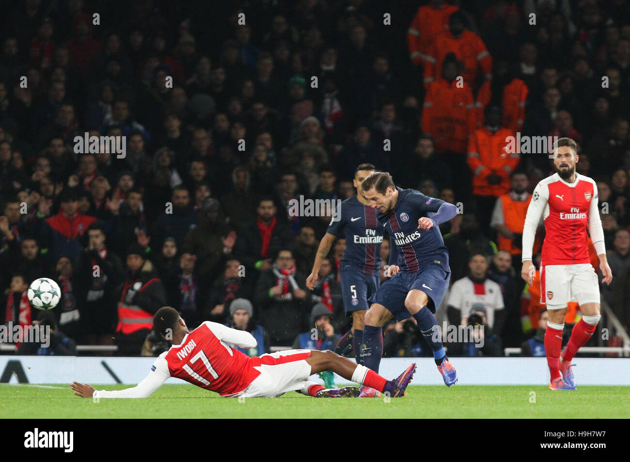 Emirates Stadium, London, UK. 23. November 2016. Alex Iwobi von Arsenal (17) befasst sich Grzegorz Krychowiak von Paris Saint-Germain in der UEFA Champions League Spiel zwischen Arsenal und Paris Saint-Germain im Emirates Stadium in London. 23. November 2016. Bildnachweis: Tele Bilder / Alamy Live News Stockfoto