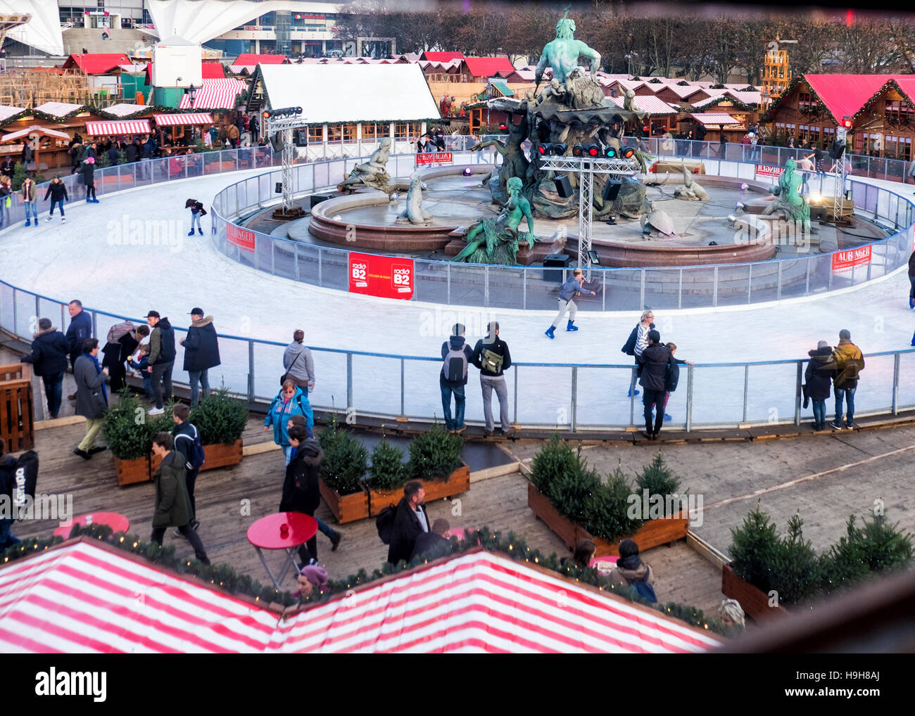 Berlin, Deutschland, 23. November 2016. Die Berliner Weihnachtzeit ist ein deutscher Weihnachtsmarkt rund um den historischen Neptunbrunnen (Neptunbrunnen) hinter Alexanderplatz gelegen. Die festliche hölzerne Marktstände befinden sich zwischen das Rotes Rathaus (Rotes Rathaus) und der Marienkirche. Eine festliche Atmosphäre erfolgt durch Drehorgel Musik, Glühwein, Stände verkaufen Kunsthandwerk, Brot in einer traditionellen Bäckerei und heißen Met gebacken aus Tonkrügen serviert. Besucher genießen eine Eisbahn und das 50 Meter hohe Riesenrad mit traditionellen Gondeln. Kinder genießen Sie Besuche zu den Streichelzoo, Pony zu befreien Stockfoto