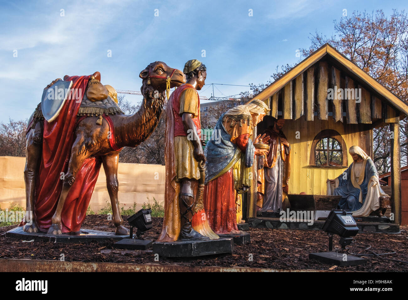 Berlin, Deutschland, 23. November 2016. Die Berliner Weihnachtzeit ist ein deutscher Weihnachtsmarkt rund um den historischen Neptunbrunnen (Neptunbrunnen) hinter Alexanderplatz gelegen. Die festliche hölzerne Marktstände befinden sich zwischen das Rotes Rathaus (Rotes Rathaus) und der Marienkirche. Eine festliche Atmosphäre erfolgt durch Drehorgel Musik, Glühwein, Stände verkaufen Kunsthandwerk, Brot in einer traditionellen Bäckerei und heißen Met gebacken aus Tonkrügen serviert. Besucher genießen eine Eisbahn und das 50 Meter hohe Riesenrad mit traditionellen Gondeln. Kinder genießen Sie Besuche zu den Streichelzoo, Pony zu befreien Stockfoto