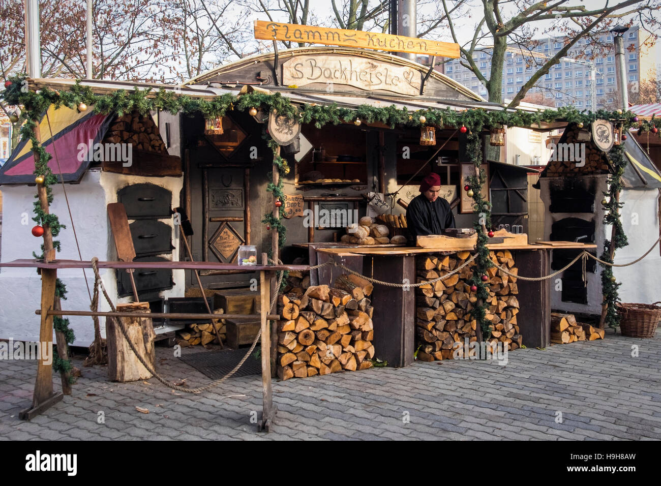 Berlin, Deutschland, 23. November 2016. Die Berliner Weihnachtzeit ist ein deutscher Weihnachtsmarkt rund um den historischen Neptunbrunnen (Neptunbrunnen) hinter Alexanderplatz gelegen. Die festliche hölzerne Marktstände befinden sich zwischen das Rotes Rathaus (Rotes Rathaus) und der Marienkirche. Eine festliche Atmosphäre erfolgt durch Drehorgel Musik, Glühwein, Stände verkaufen Kunsthandwerk, Brot in einer traditionellen Bäckerei und heißen Met gebacken aus Tonkrügen serviert. Besucher genießen eine Eisbahn und das 50 Meter hohe Riesenrad mit traditionellen Gondeln. Kinder genießen Sie Besuche zu den Streichelzoo, Pony zu befreien Stockfoto