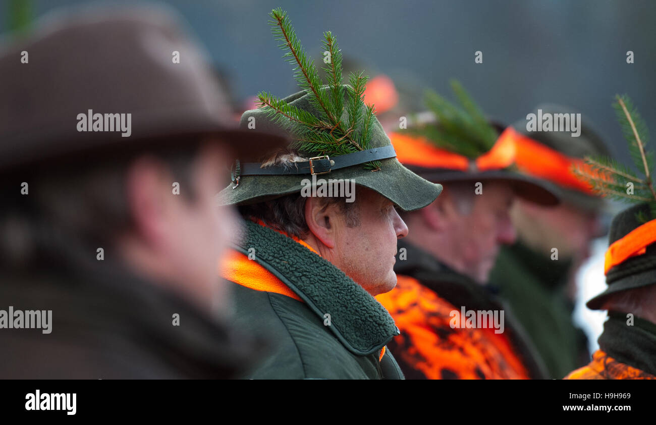 Göhrde, Deutschland. 15. November 2016. Jäger im Bild nach eine Fahrt jagen in der Nähe von Göhrde, Deutschland, 15. November 2016. Foto: Philipp Schulze/Dpa/Alamy Live News Stockfoto