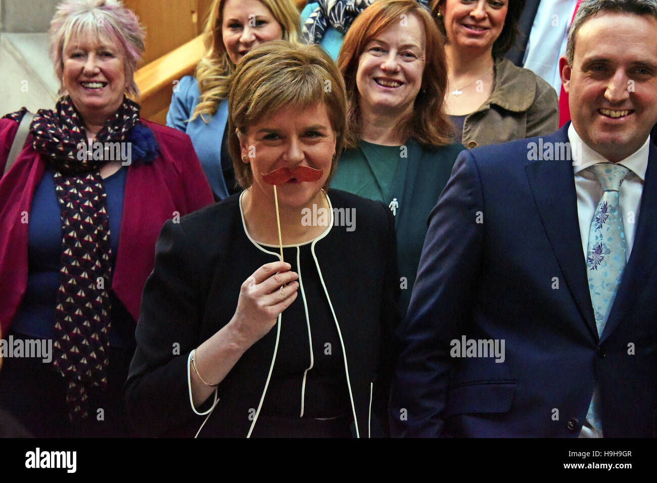 Edinburgh, Schottland, Vereinigtes Königreich, 24, November 2016. First Minister Nicola Sturgeon (C) hält sich einen falschen Schnurrbart als Politiker aus allen Parteien zusammen für einen Fototermin im schottischen Parlament zur Unterstützung der Movember Gesundheit Männerbewegung, Credit kommen: Ken Jack / Alamy Live News Stockfoto