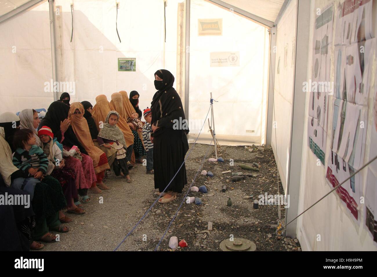 Nangarhar, Afghanistan. 23. November 2016. Afghanische Rückkehrer besuchen einen Bewusstsein Vortrag über Landminen auf einer UNO-Hochkommissar für Flüchtlinge-Camp in der Provinz Nangarhar, östlich von Afghanistan, 23. November 2016. Das Flüchtlingshilfswerk der Vereinten Nationen hat Unterstützung für registrierte afghanischen Flüchtlingsfamilien erhöht, die entscheiden, nach Afghanistan zurückzukehren. Bildnachweis: Rahman Safi/Xinhua/Alamy Live-Nachrichten Stockfoto