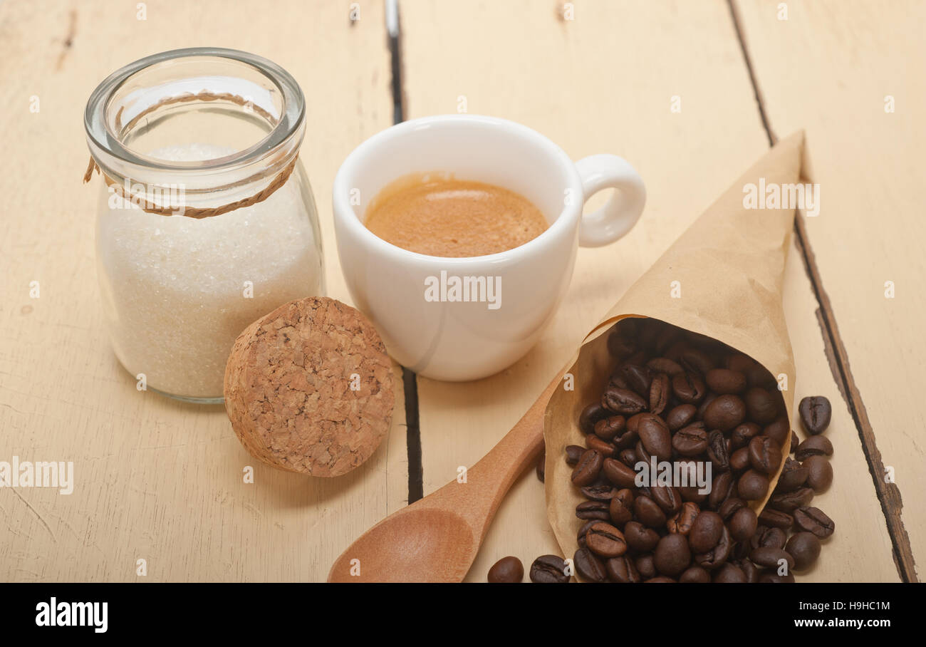Espresso-Kaffee und Bohnen auf ein Papier Konus Füllhorn über weißem Hintergrund Stockfoto