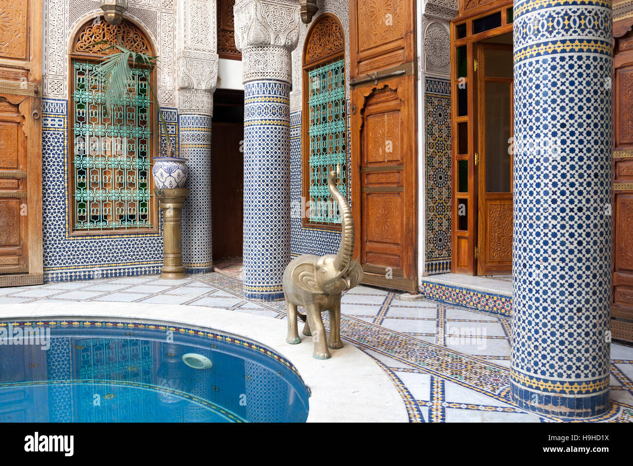 Innenhof des Riad Arabesque, Fès, Marokko Stockfoto