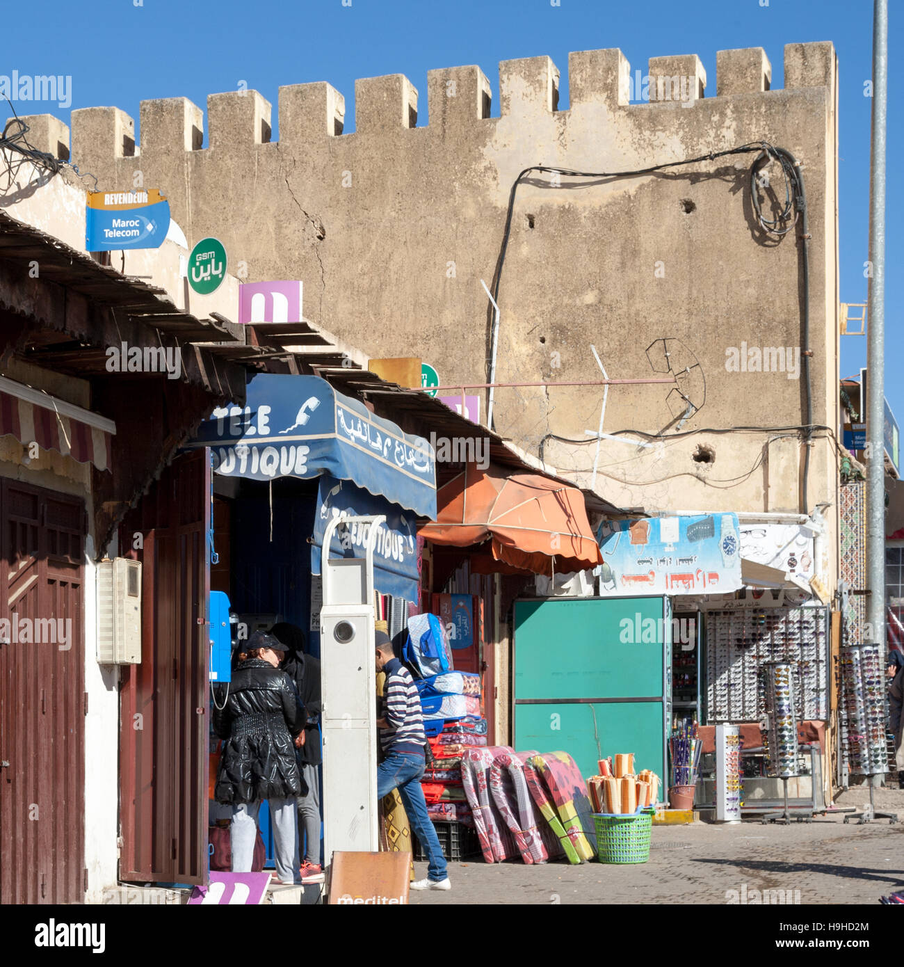Phoneshop vor Fès Stadtmauer Stockfoto