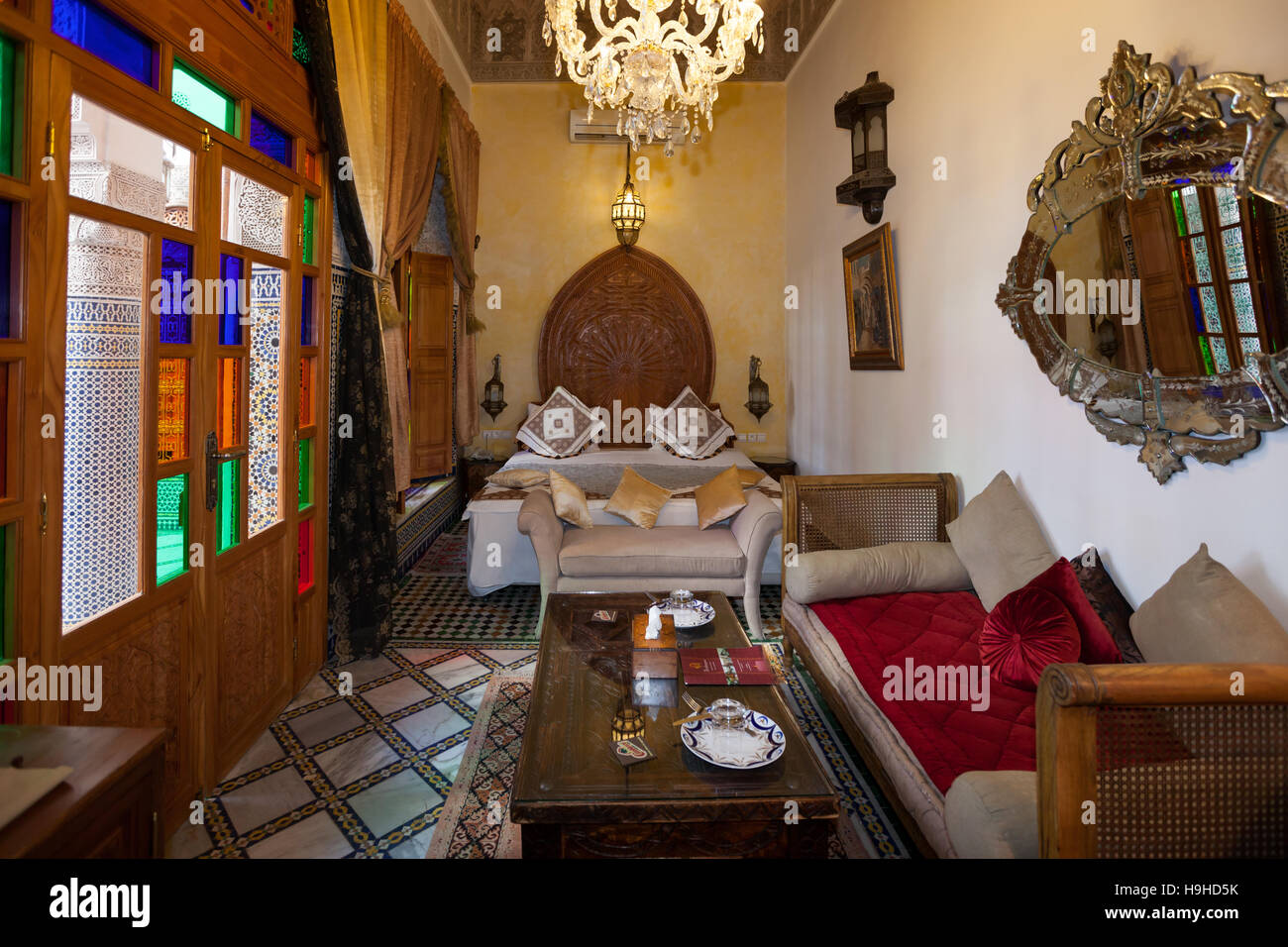Ambassador-Suite im Riad Arabesque in Fès, Marokko. Die Suite Chriffa verfügt über ein Queensize-Doppelbett, zwei Sofas und zwei zusätzliche Betten auf zwei Etagen Stockfoto