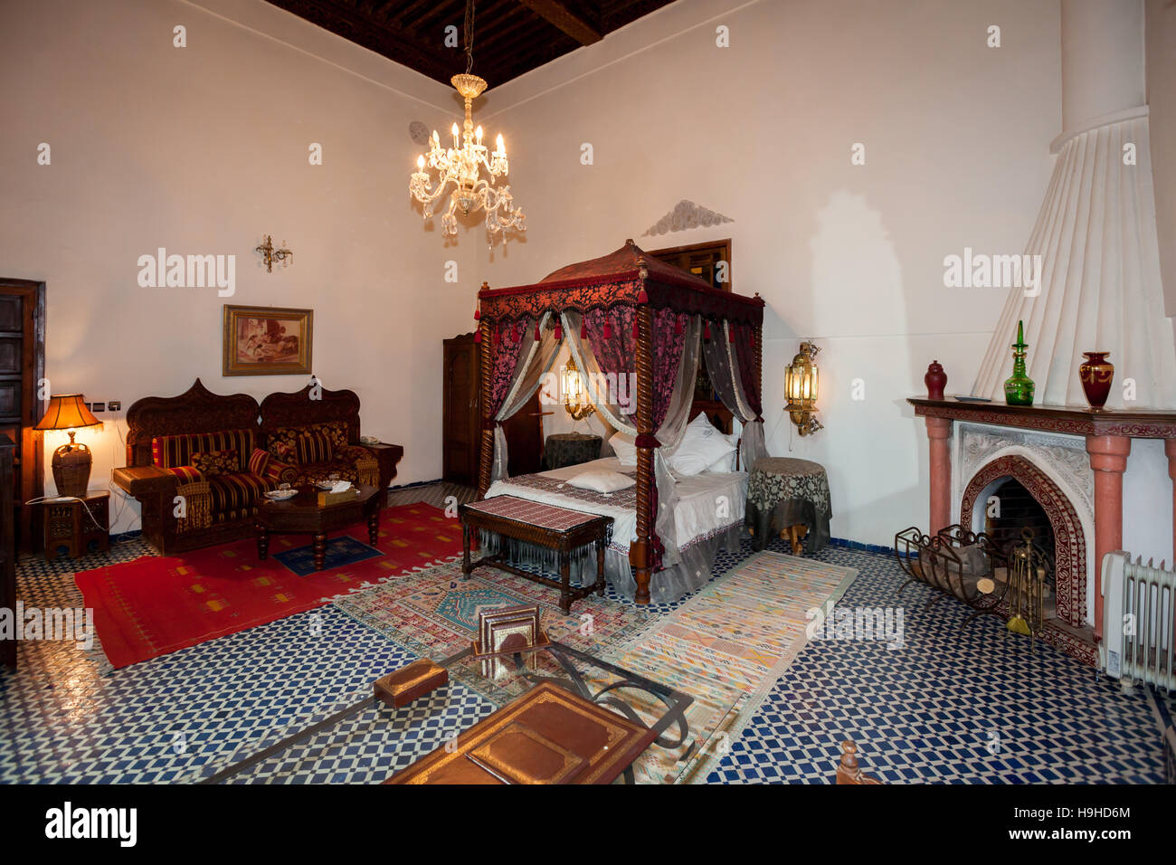 Royal Suite im Riad Arabesque in Fès, Marokko. Die Royal Suite erstreckt sich über zwei Etagen Stockfoto