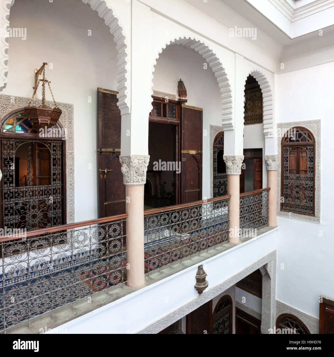 Patio im Riad Arabesque in Fès, Marokko. In den letzten Jahren wurden ehemalige Patrizierhäuser in luxuriöse Unterkünfte umgewandelt Stockfoto