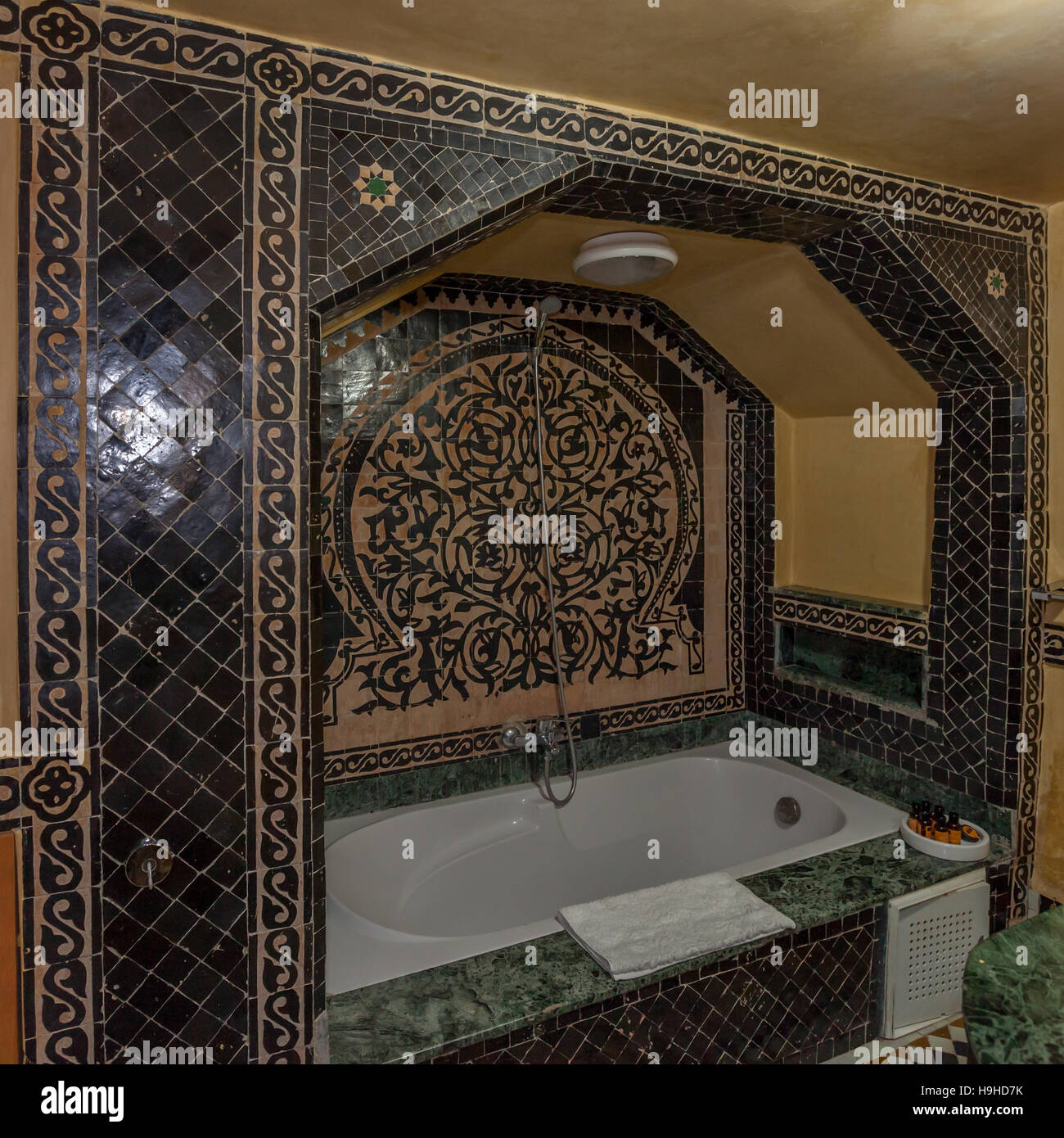 Badezimmer in Riad Arabesque in Fès, Marokko Stockfoto