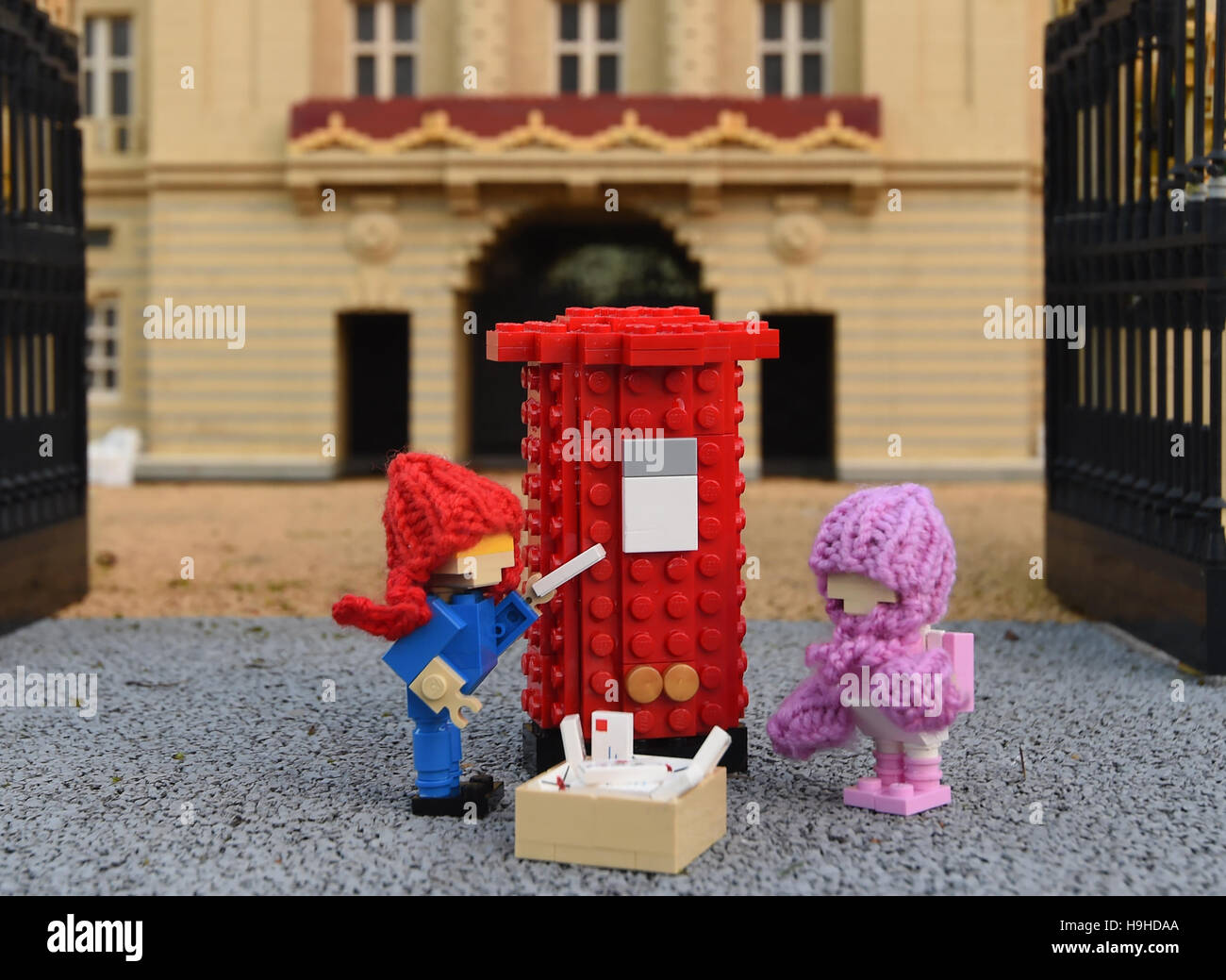 LEGO-Modelle von Prince George (links) und Prinzessin Charlotte post Briefe vor dem Buckingham Palace-Modell im LEGOLAND Windsor, die für das Resort Weihnachten Bricktacular Saison dekoriert wurde am 3. Dezember beginnt. Stockfoto