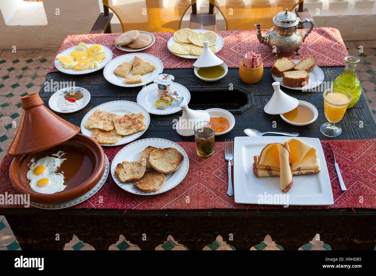 Marokkanisches Frühstück im Dachrestaurant des Riad Arabesque ind Fès. Dieses gigantisches Frühstück gibt Ihnen Kraft für den Tag Stockfoto