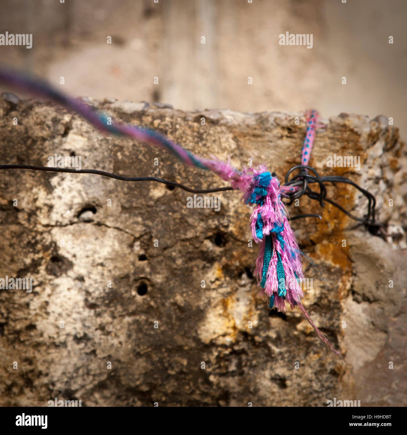 Nagel in die Wand, die in Fès, Marokko, zum Spinnen von Garn verwendet wird Stockfoto