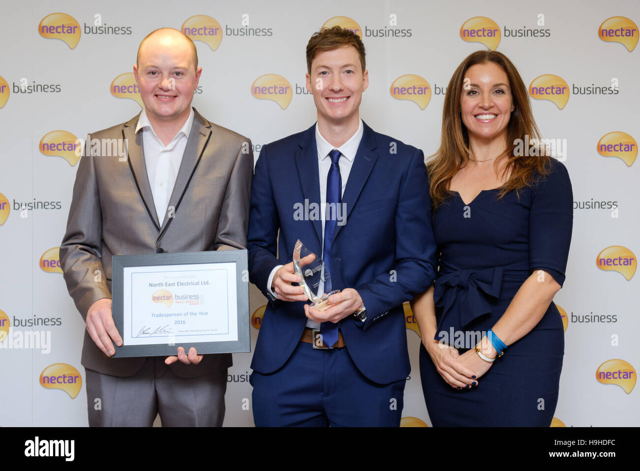 Shaun Allen und Adam Monkhouse von North East Electrical erhalten die Auszeichnung für „Tradesman of the Year“ und Sarah Willingham von Dragons' Den (rechts) beim Round Table Event der Nectar Business Small Business Awards 2016 in London.&Ecirc; Stockfoto