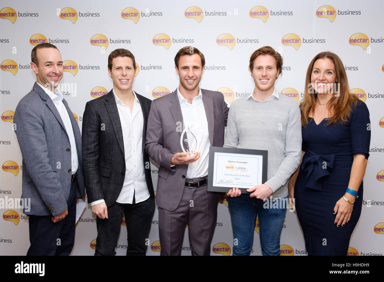 NUR zur redaktionellen Nutzung James Gold, Lewis Blitz und Richard Gold Skinnydip London erhalten die Auszeichnung ForÊSmall Business of the Year von James Moir von Nektar (links) und Sarah Willingham aus der Drachen-Höhle (rechts), bei den Nektar Business Small Business Awards 2016 runden Tisches Ereignis in London.Ê Stockfoto