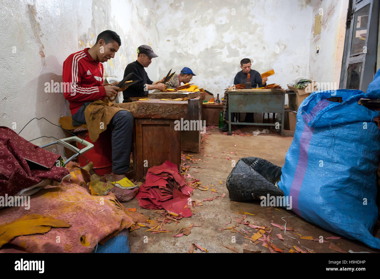 Herstellung von marokkanischen Leder-Geldbörsen Stockfoto