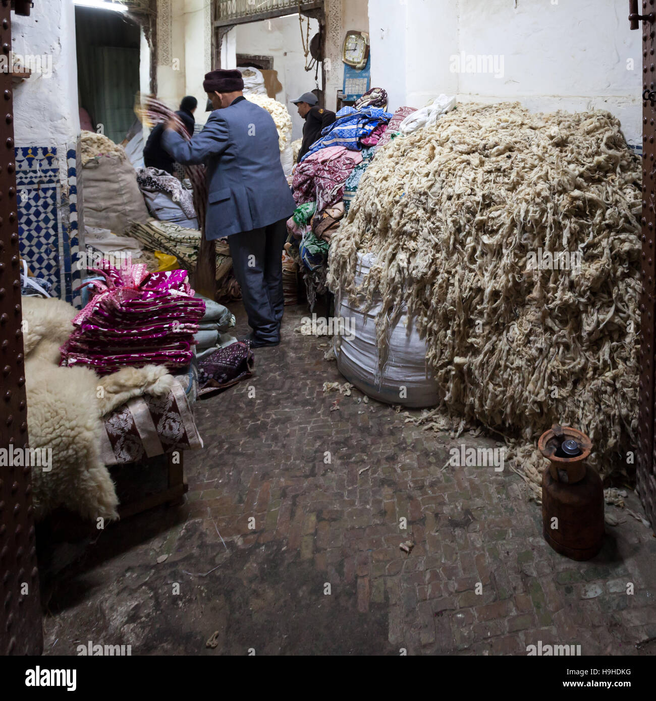 Rohe Schafwolle noch nicht in Wolle Großhandel gesponnen In Fès Stockfoto