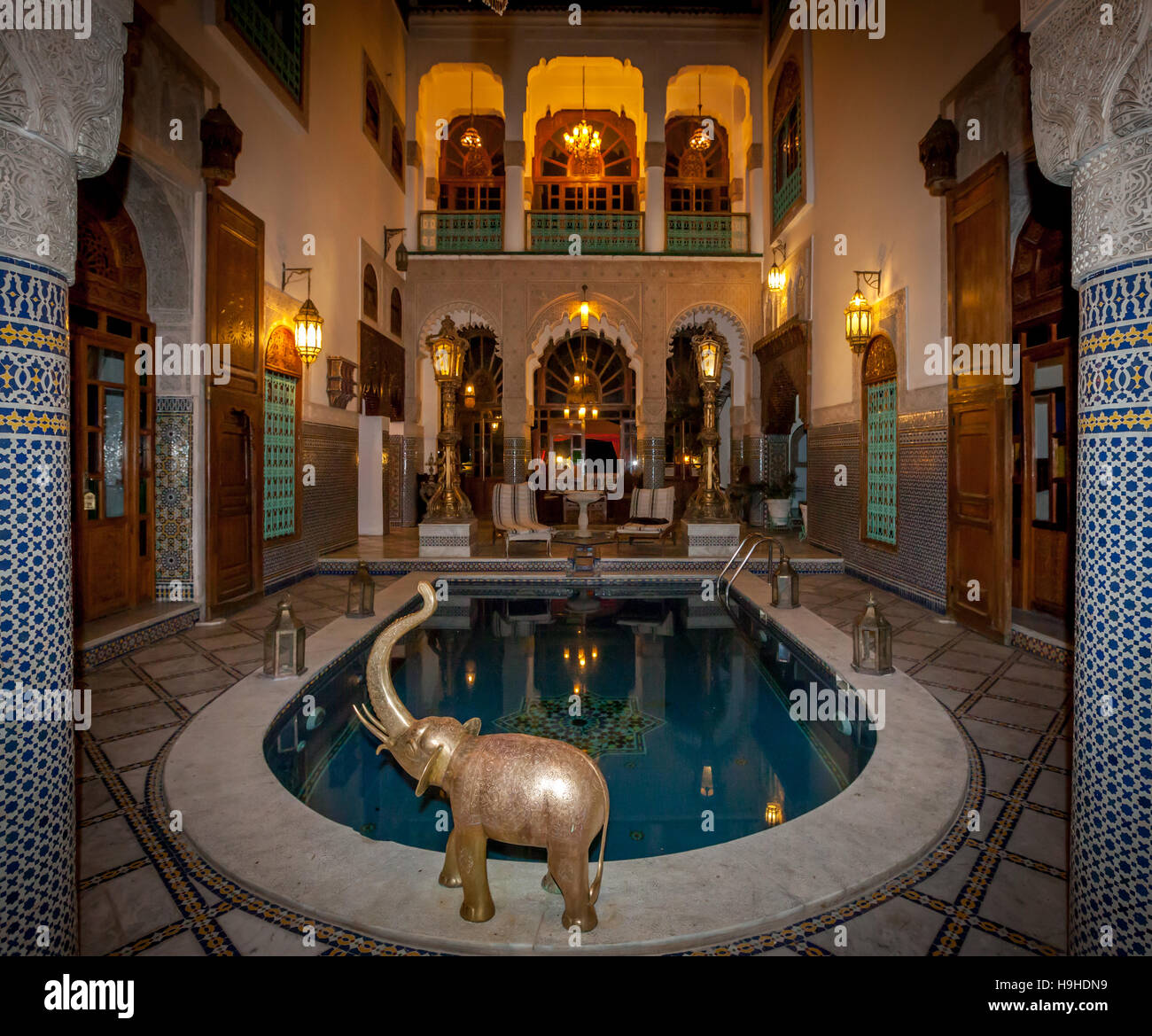 Riad Arabesque, Fès. Im kleinen Innenhof mit Pool findet der Gast himmlische Ruhe Stockfoto
