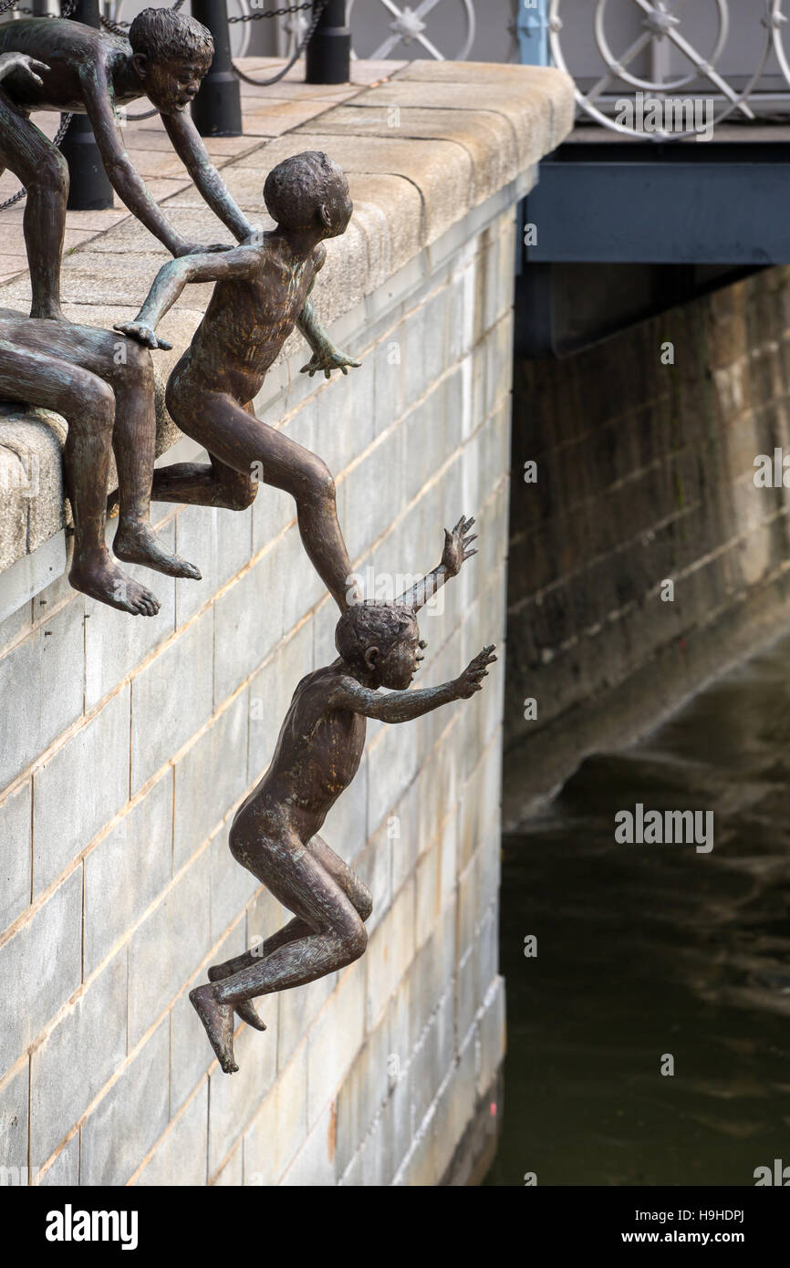 Singapur - 26. Juni 2016: Blick auf die "Erste Generation" Skulptur von Chong Fah Cheong in Singapur. Stockfoto
