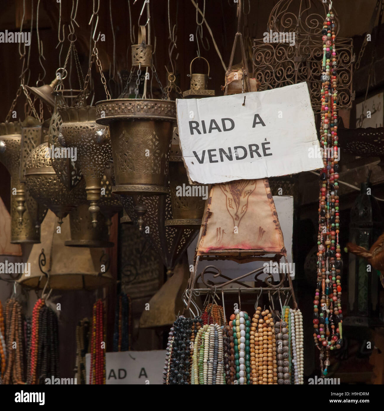 Riad ist eine Art Hotel in Marokko. Unser Reporter wurde am letzten Tag fast schwach und wurde Hotelier, als er das Zeichen sah: 'Riad zum Verkauf' Stockfoto