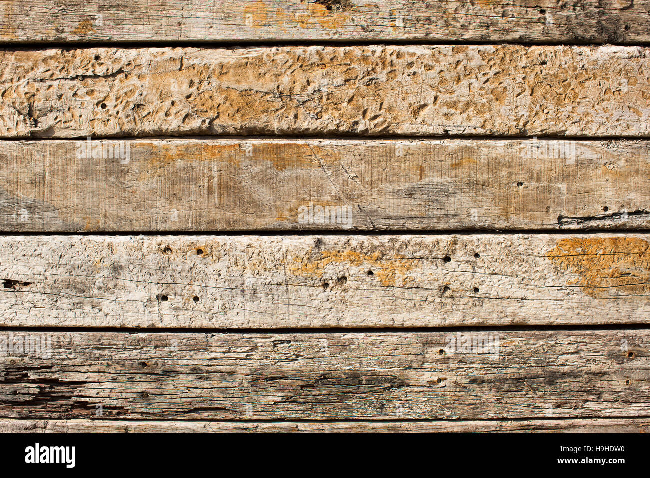 Verwitterten hölzernen Verkleidungen an einem Strand. Stockfoto