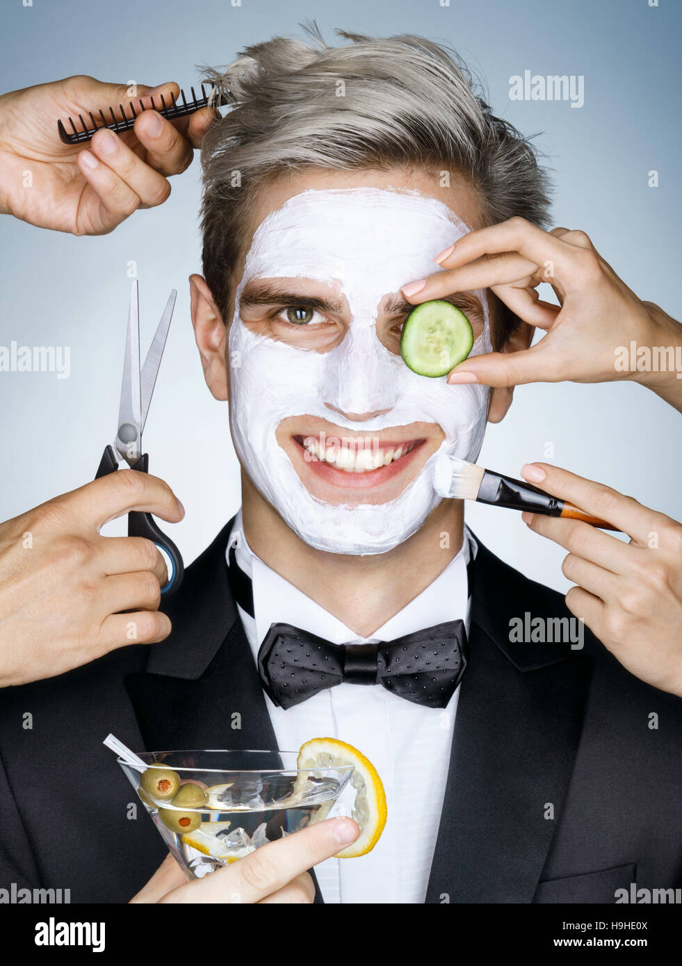 Elegante glücklich mit feuchtigkeitsspendenden Gesichtsmaske, umgeben von den multifunktionalen Service (Friseur, Kosmetikerin, Friseur). Foto der glücklichen stilvolle Stockfoto