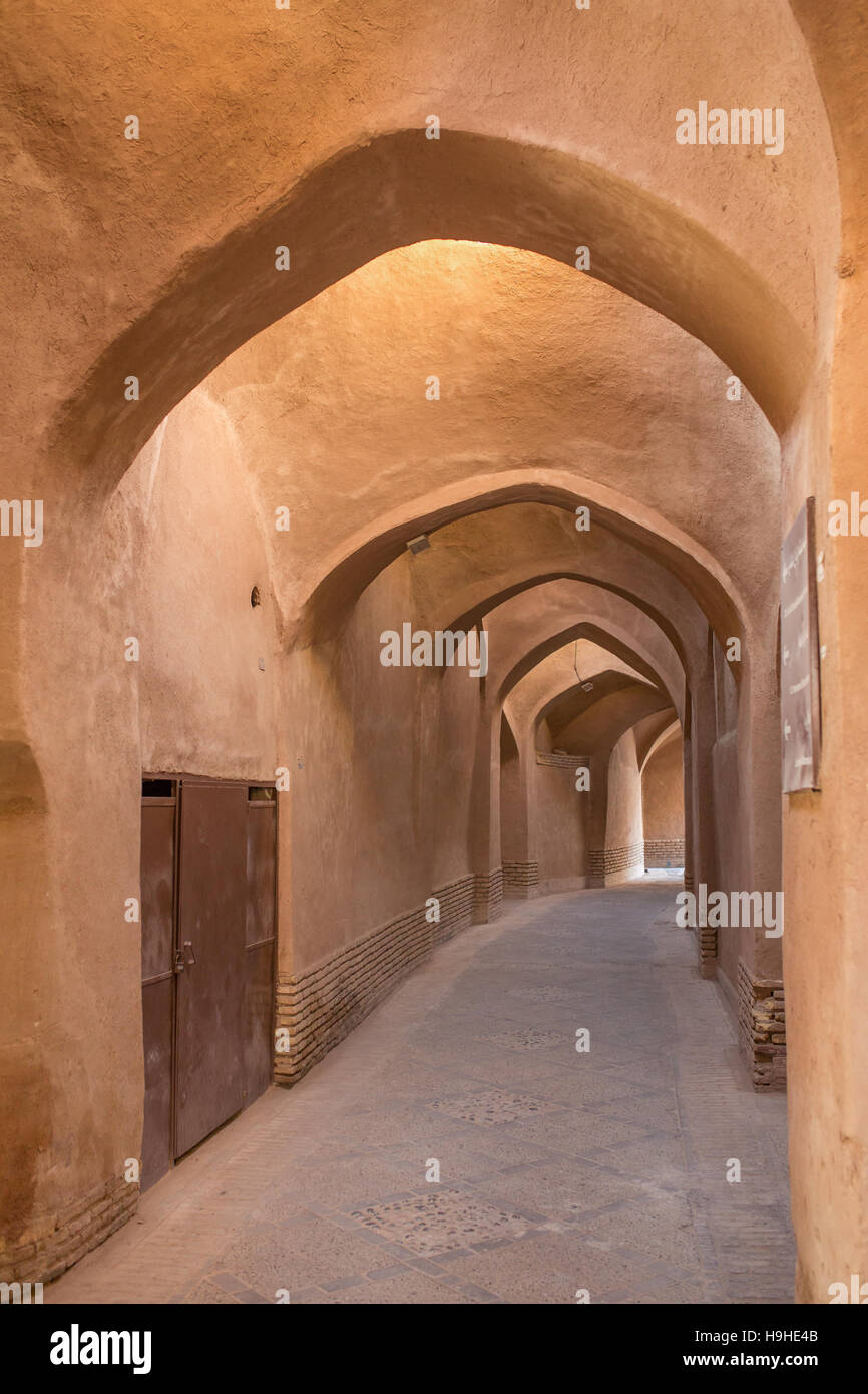 Alte Passage mit traditionellen Ton wölbt sich in der Stadt von Yazd, Iran. Stockfoto