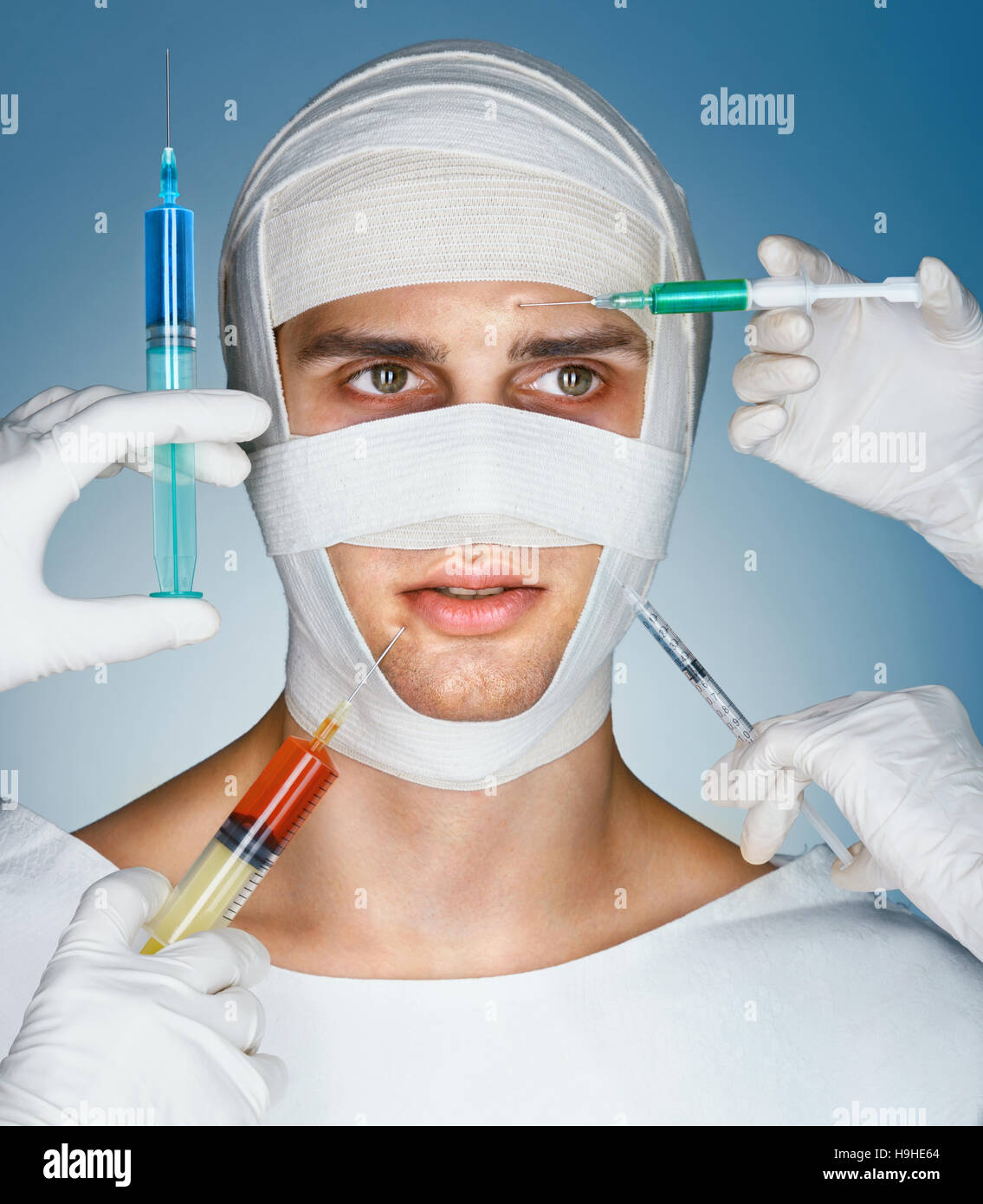 Das Gesicht des Mannes gewickelt in Bandagen während viele Hände halten in der Nähe von seinem Gesicht spritzen. Plastische Chirurgen Injektion zu geben. Beauty-Konzept Stockfoto