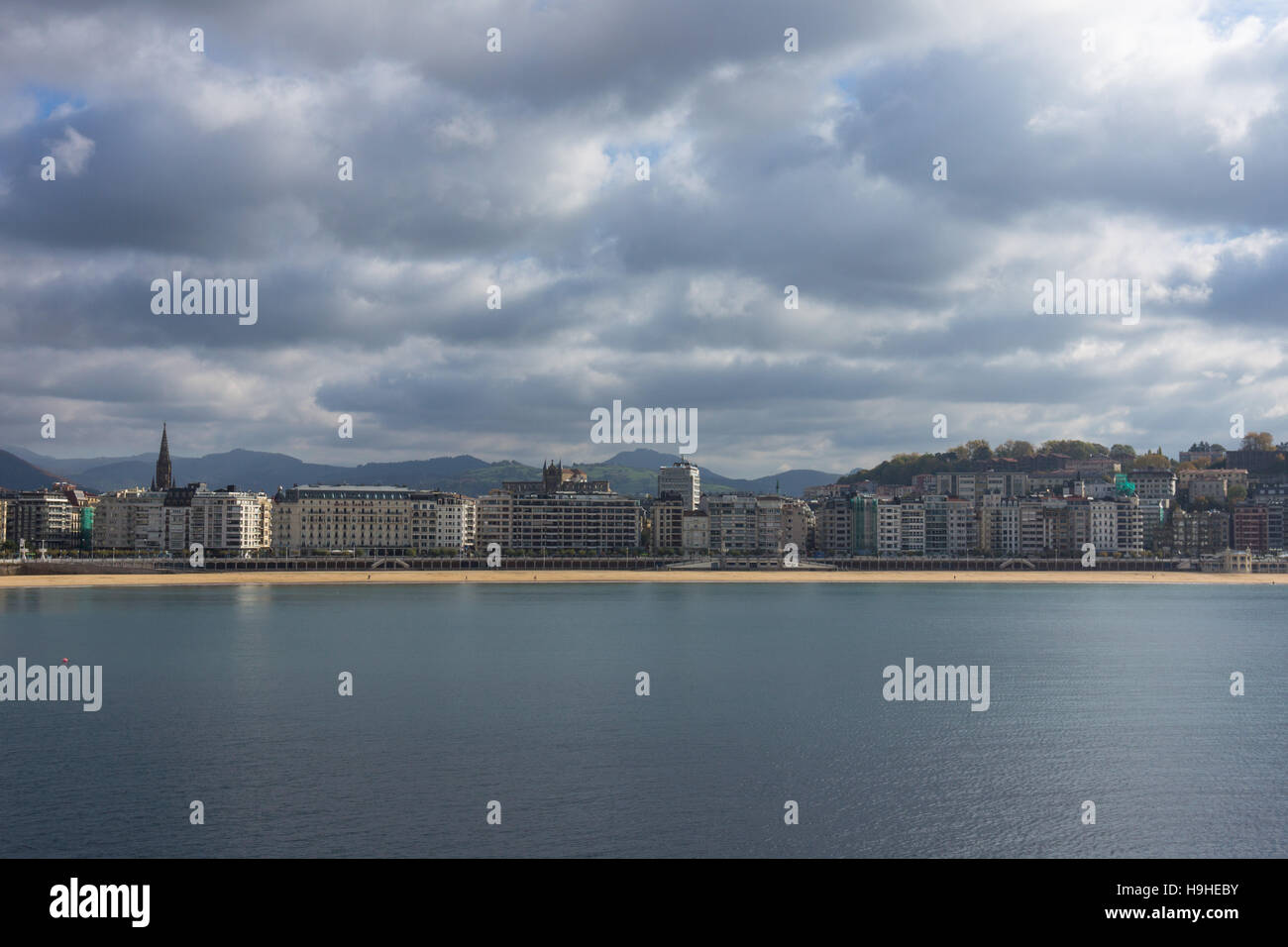 Bahía De La Concha mit San Sebastián außerhalb Stockfoto