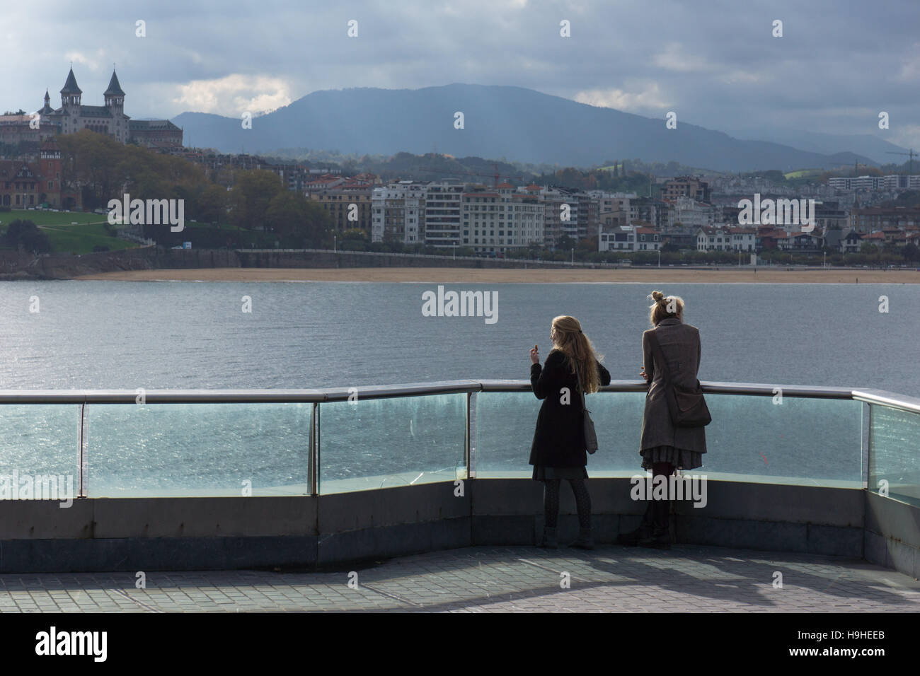 Touristen auf der Suche über die Bahía De La Concha, San Sebastián Stockfoto