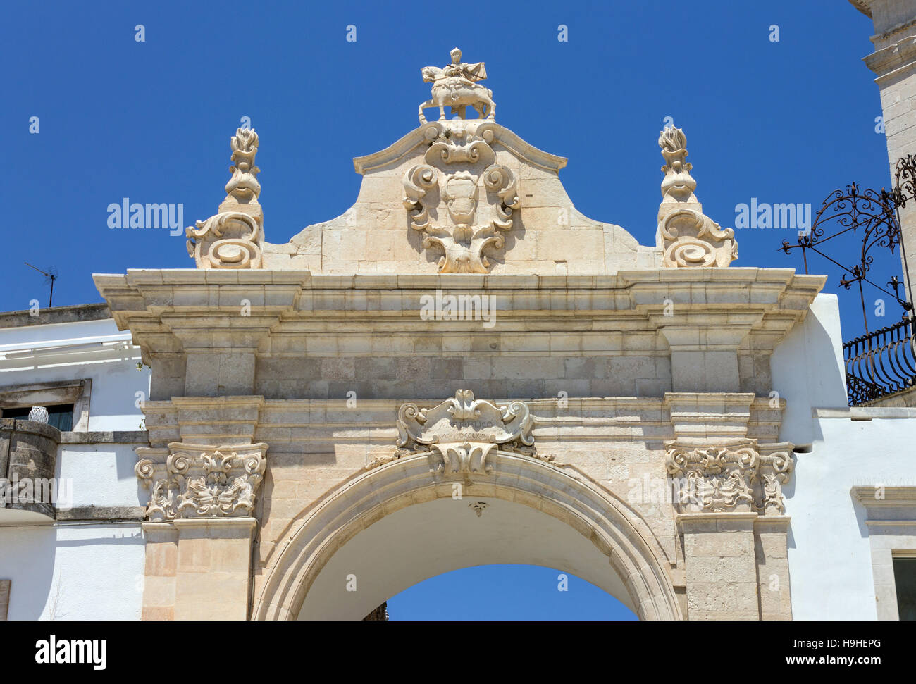Italien, Apulien, Martina Franca, Sant'Antonio Bogen in Piazza XX Settembre Stockfoto