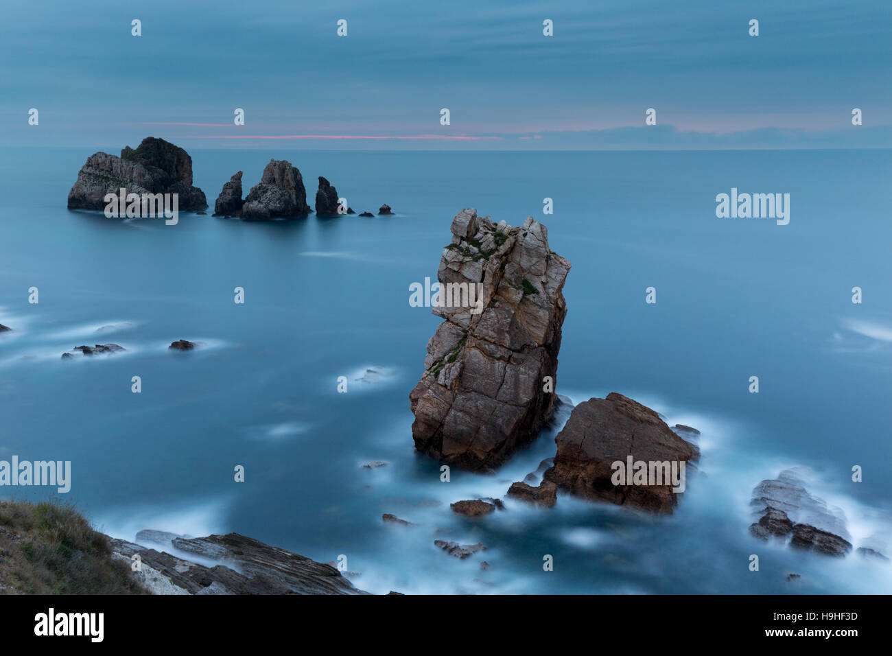 Costa Quebrada von Sunrise, La Arnia, Liencres, Pielagos, Kantabrien, Spanien. Stockfoto