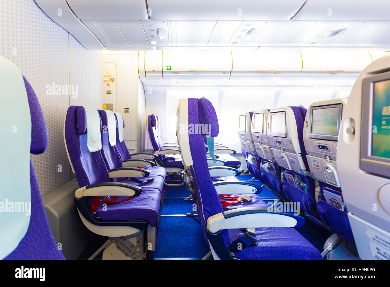 Letzten Leerzeilen in Economy-Klasse eine leere China Eastern Airlines mit lila sitzen zurücklehnen nicht Stockfoto