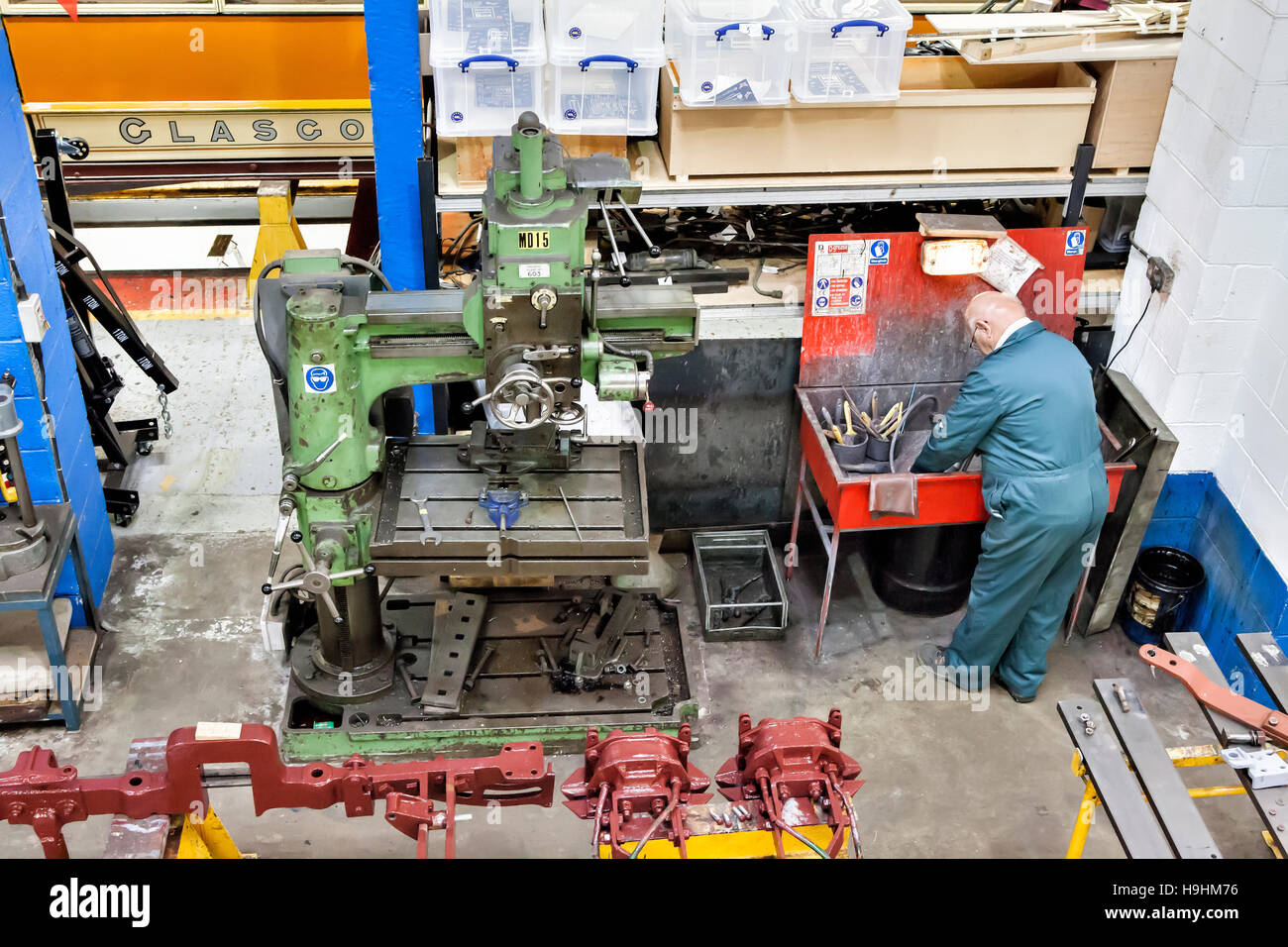 Workshop im Straßenbahnmuseum Crich mit Menschen arbeiten. Derbyshire, England Stockfoto