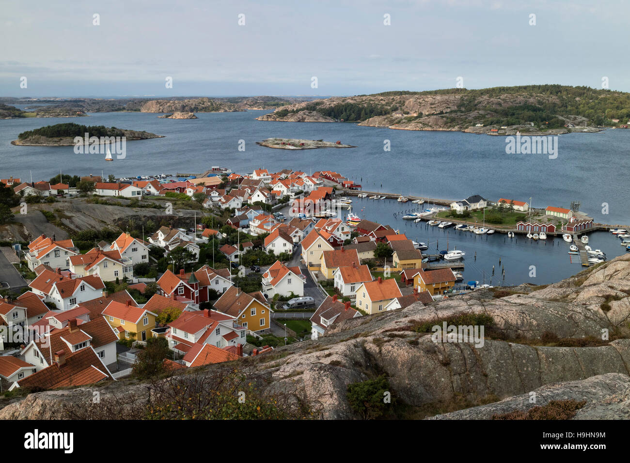 Blick über das Dorf Fjällbacka, Bohuslän, Schweden von der Kungsklyftan gesehen Stockfoto